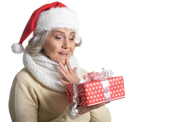 Glückliche Seniorin Weihnachtsmütze Mit Geschenk Isoliert Auf Weißem Hintergrund — Stockfoto