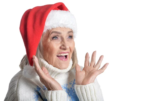 Портрет Улыбающейся Счастливой Пожилой Женщины Шляпе Санты Позирует Изолированно Белом — стоковое фото