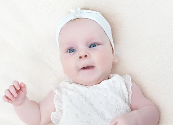 Niedliches Kleines Mädchen Mit Blauen Augen — Stockfoto