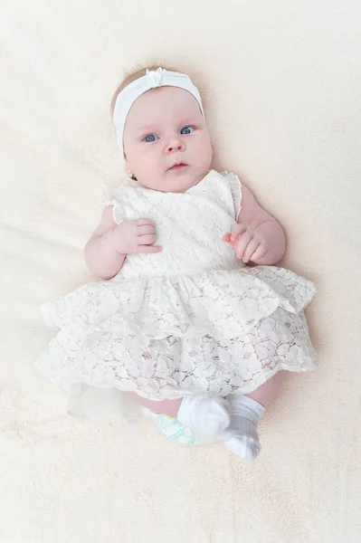 Bonito Pequena Menina Vestido Branco Deitado Cama Vista Superior — Fotografia de Stock