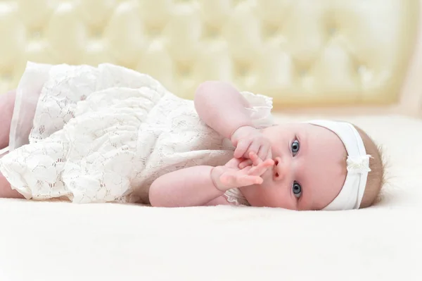 Linda Niña Pequeña Acostada Sobre Espalda —  Fotos de Stock