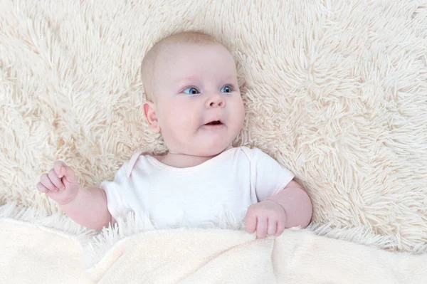 Niedliches Kleines Mädchen Liegt Unter Der Decke — Stockfoto