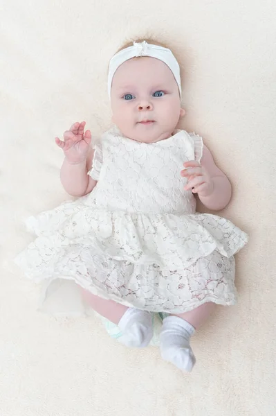 Niedliche Kleine Mädchen Weißem Kleid Auf Dem Bett Liegend Draufsicht — Stockfoto