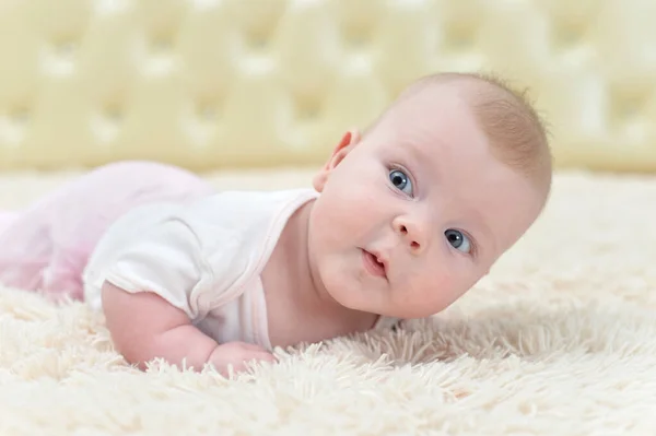 Divertido Pequeño Bebé Niña Arrastrándose — Foto de Stock