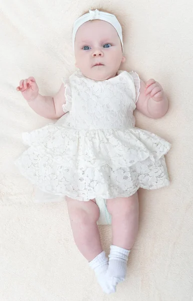 Bonito Pequena Menina Vestido Branco Olhando Para Câmera — Fotografia de Stock