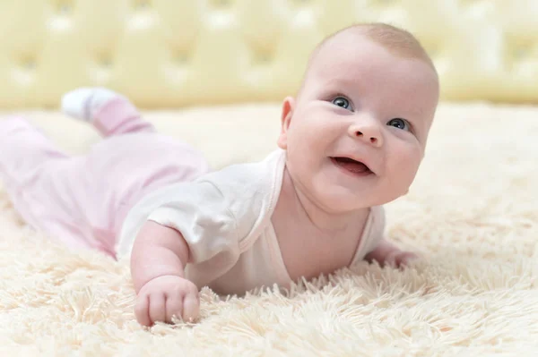 Engraçada Pequena Menina Rastejando — Fotografia de Stock