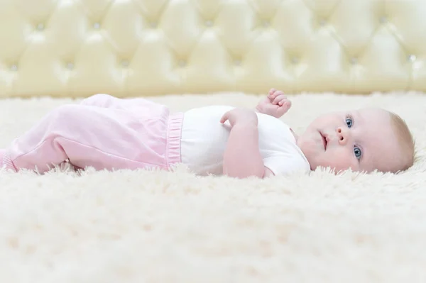 Kleines Mädchen Auf Flauschiger Decke Liegend Und Die Kamera Blickend — Stockfoto