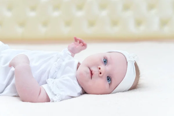 Retrato Bonito Pequeno Bebê Menina Contra Luz Fundo — Fotografia de Stock