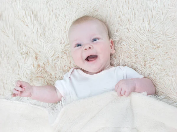 Счастливая Маленькая Девочка Лежащая Одеялом — стоковое фото