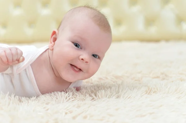 Lustige Kleine Mädchen Kriechen — Stockfoto