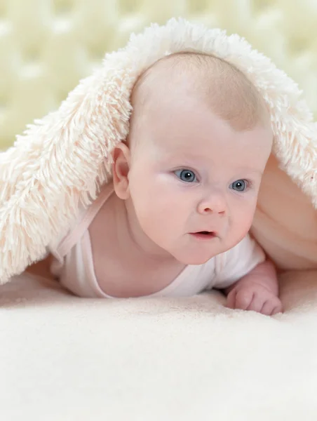 Bonito Pouco Bebê Menina Jogar Sob Cobertor — Fotografia de Stock