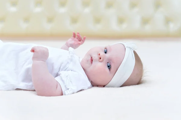 Bonito Pouco Bebê Menina Deitado Ela Volta — Fotografia de Stock