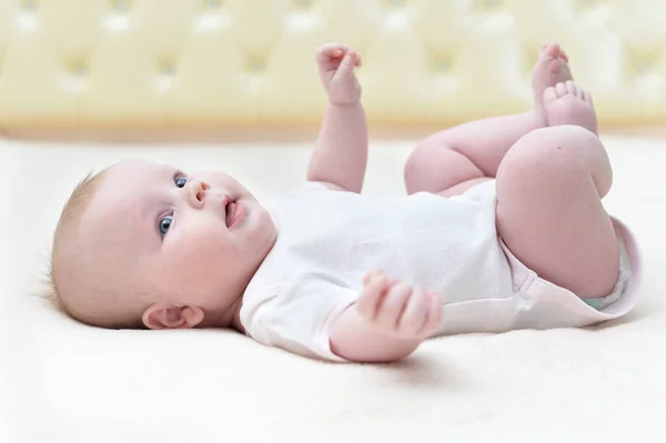 Linda Niña Recién Nacida Acostada Sobre Espalda — Foto de Stock