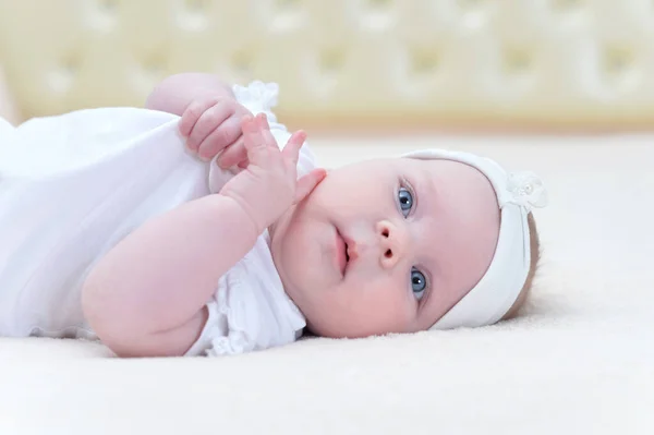Retrato Bonito Pequeno Bebê Menina Contra Luz Fundo — Fotografia de Stock
