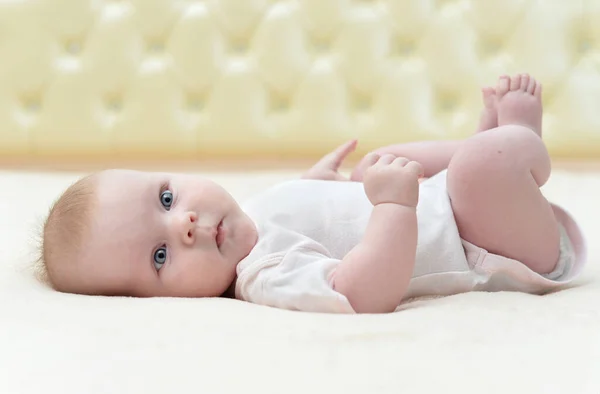 Linda Menina Olhando Para Câmera — Fotografia de Stock