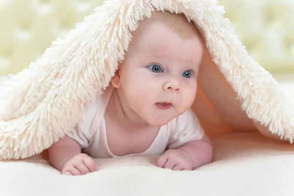 Niedliche Kleine Mädchen Spielen Unter Der Decke — Stockfoto