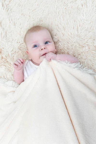 Χαριτωμένο Κοριτσάκι Που Βρίσκεται Κάτω Από Την Κουβέρτα — Φωτογραφία Αρχείου