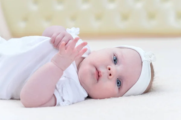 Porträt Eines Süßen Kleinen Mädchens Vor Hellem Hintergrund — Stockfoto