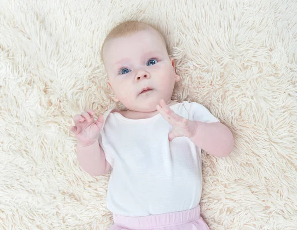 Pequena Menina Deitada Cobertor Fofo — Fotografia de Stock