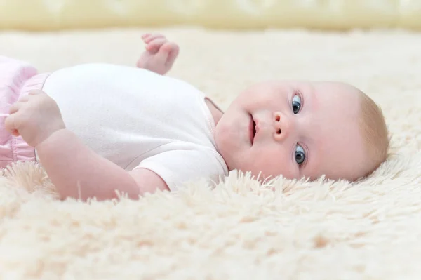 Bambina Sdraiata Una Coperta Soffice Guardando Fotocamera — Foto Stock