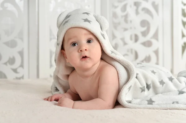 Niedliche Kleine Junge Auf Dem Bett — Stockfoto