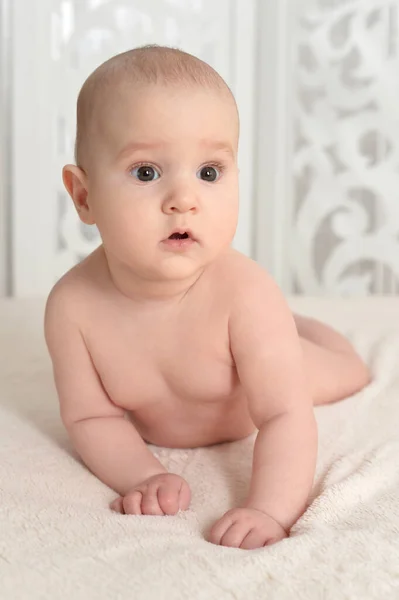 Niedliche Kleine Junge Auf Dem Bett — Stockfoto