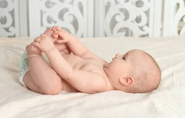 Schattig Klein Jongetje Bed — Stockfoto