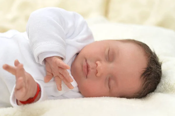 Niedlichen Kleinen Jungen Auf Dem Bett Schlafen — Stockfoto