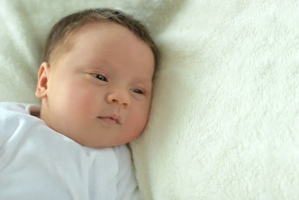 Niedliche Kleine Junge Auf Dem Bett — Stockfoto