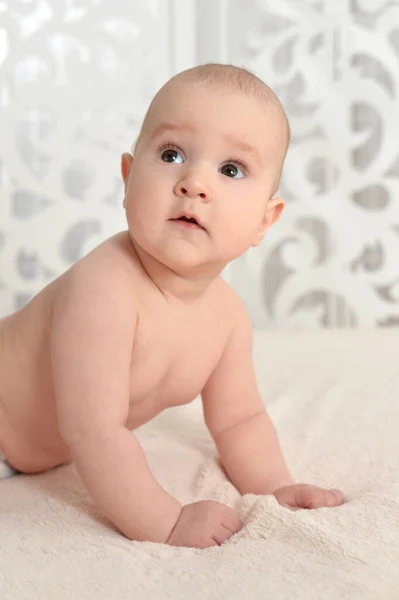 Niedliche Kleine Junge Auf Dem Bett — Stockfoto