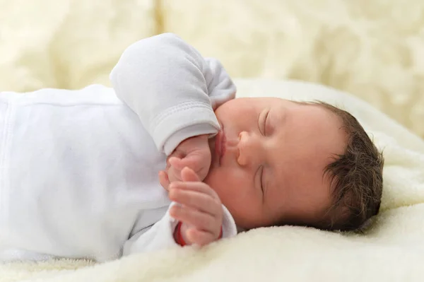 Niedlichen Kleinen Jungen Auf Dem Bett Schlafen — Stockfoto