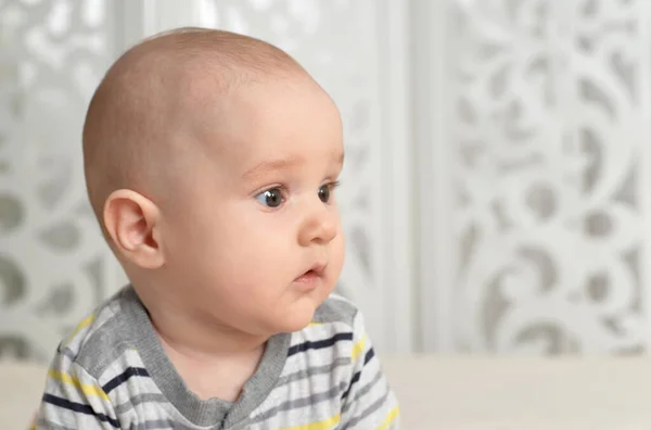 Niedliche Kleine Junge Auf Dem Bett — Stockfoto