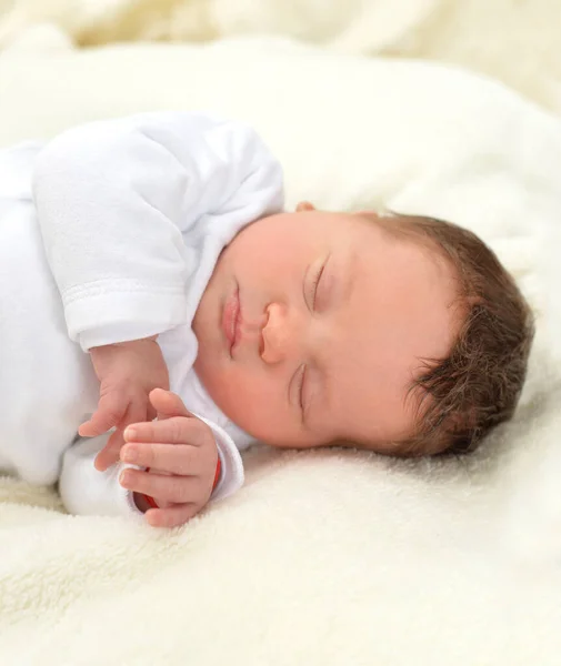 Niedlichen Kleinen Jungen Auf Dem Bett Schlafen — Stockfoto