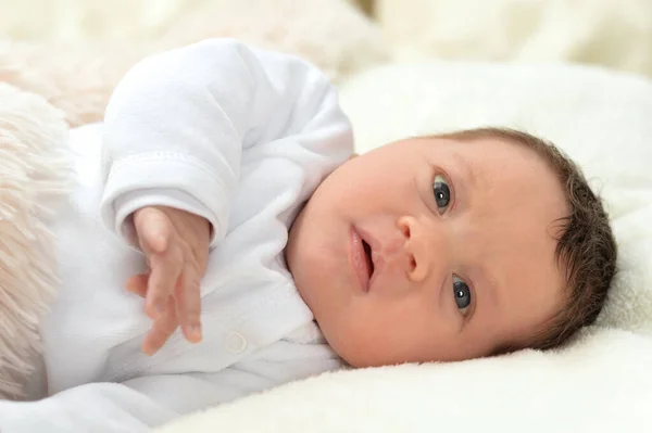 Niedliche Kleine Junge Auf Dem Bett — Stockfoto