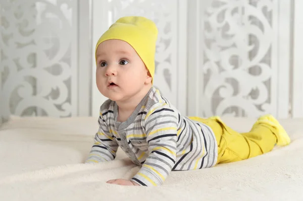 Niedliche Kleine Junge Auf Dem Bett — Stockfoto