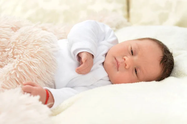 Niedliche Kleine Junge Auf Dem Bett — Stockfoto