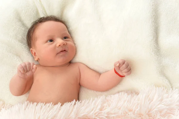 Schattig Klein Jongetje Bed — Stockfoto