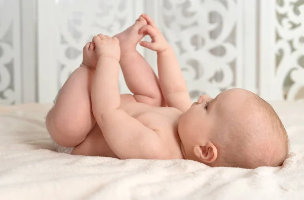 Niedliche Kleine Junge Auf Dem Bett — Stockfoto