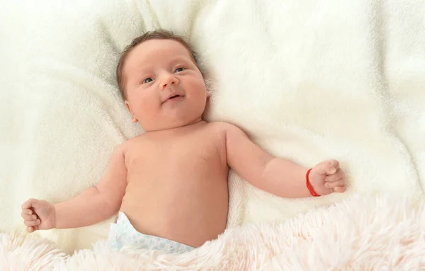 Schattig Klein Jongetje Bed — Stockfoto