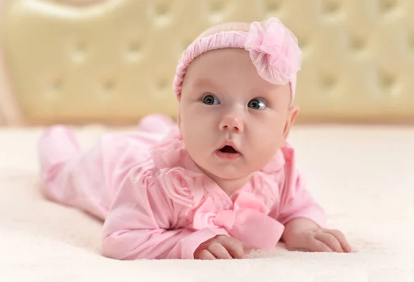 Niedliche Kleine Mädchen Auf Dem Bett — Stockfoto