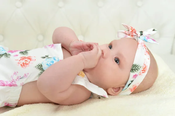 かわいい赤ちゃんの女の子オンベッド — ストック写真