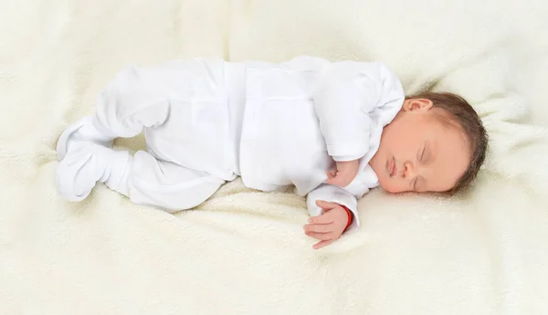 Roztomilý Malý Chlapec Posteli Spí — Stock fotografie