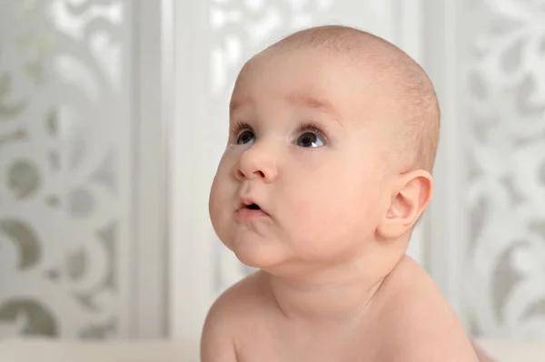 Niedliche Kleine Junge Auf Dem Bett — Stockfoto