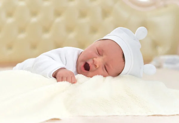 Niedlichen Kleinen Jungen Auf Dem Bett Schlafen — Stockfoto