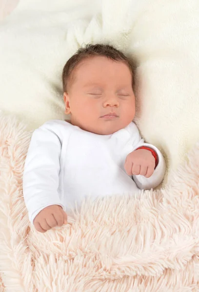 Niedlichen Kleinen Jungen Auf Dem Bett Schlafen — Stockfoto