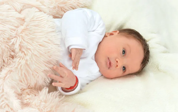 Niedliche Kleine Junge Auf Dem Bett — Stockfoto