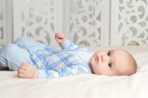 Niedliche Kleine Junge Auf Dem Bett — Stockfoto