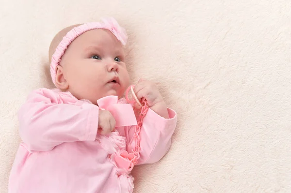 Niedliche Kleine Mädchen Auf Dem Bett — Stockfoto