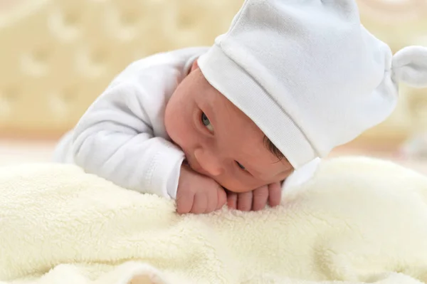 Niedliche Kleine Junge Auf Dem Bett — Stockfoto