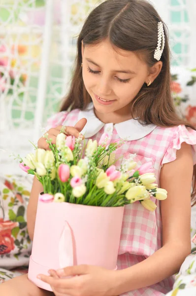 Счастливая Девушка Держит Тюльпаны Качелях — стоковое фото
